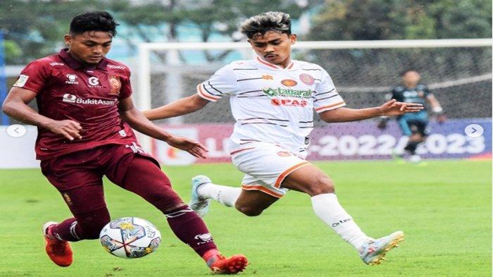 AKSI FIWI DWIPAN - Aksi penyerang Sriwijaya FC Fiwi Dwipan (kiri) duel dengan pemain Persiraja musim kompetisi Liga 2022/23.