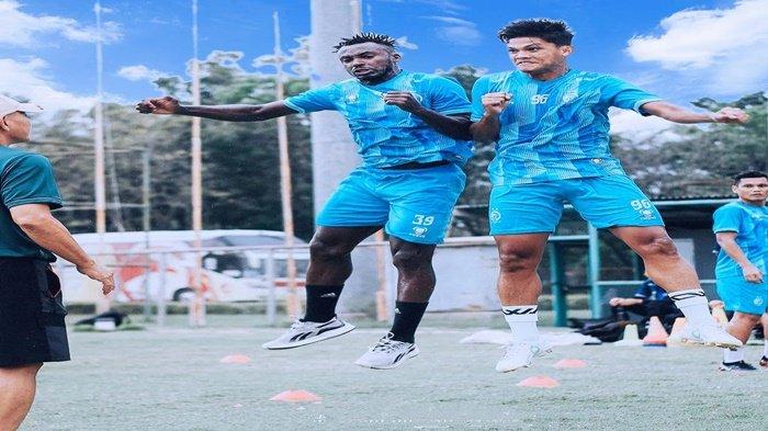 DUEL DI UDARA - Striker Sriwijaya FC Guy Yunior Nke Ondoua beradu duel di udara dengan stoper Muchlisin Azis Hutagalung pada sesi latihan di hadapan coach Liestiadi musim kompetisi 2022/23.
