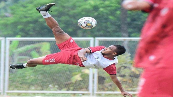 Striker Sriwijaya FC, Habibi A Jusuf melakukan tendangan salto