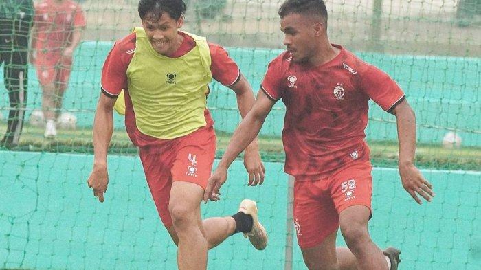 Striker Sriwijaya FC Habibi Abdul Jusuf (kanan) berebut bola dengan stoper Fajar Zainul Muttaqin pada game internal di Mini Soccer Sultan, Kamis (19/10/2023) pagi