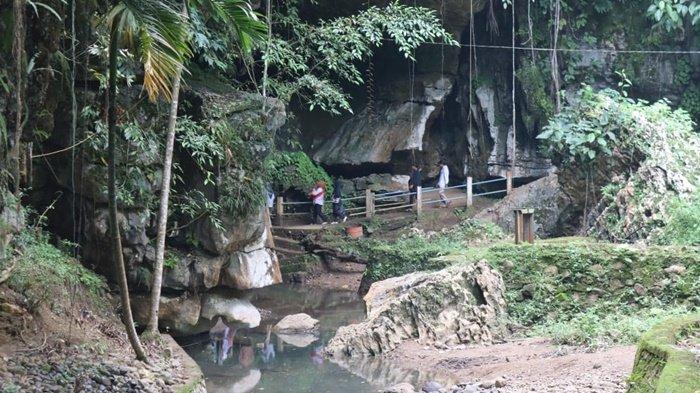Suasana obyek wisata Gua Putri Desa Padang Bindu Kecamatan Semidang Aji Kabupaten OKU di momen tahun baru 2023, Minggu (1/1/2022).