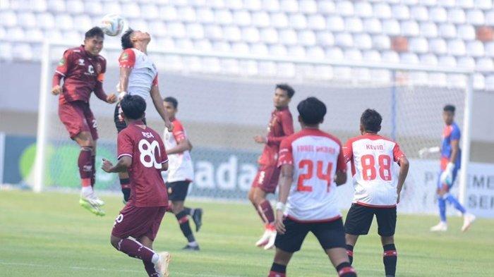 Stoper Herwin Tri Saputra yang menyandang ban kapten berebut menyundul bola dalam penyelamatan di pertahanan Sriwijaya FC. Pada babak pertama menit ke-2 Herwin berhasil mencetak satu gol pada laga yang berkesudahan 2-0 atas Sada Sumut FC laga perdana kompetisi Liga 2 yang berlangsung di Stadion Gelora Sriwijaya Jakabaring, Minggu (10/9/2023).  