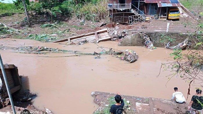 Sungai Mesat Lorong Tawakal RT 04 Kelurahan Wira Karya Kecamatan Lubuklinggau Timur II, Kota Lubuklinggau Sumsel tempat Satria hanyut, Senin (3/6/2024).