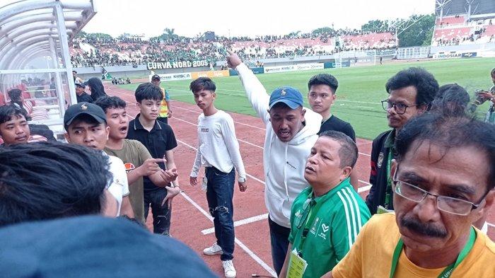 Salah satu suporter meluapkan kekecewaannya ke manajemen Sriwijaya FC usai Sriwijaya FC ditahan imbang PSMS Medan dengan skor  2-2 pada laga pamungkas di Stadion Gelora Sriwijaya Jakabaring Palembang, Minggu (17/12/2023).