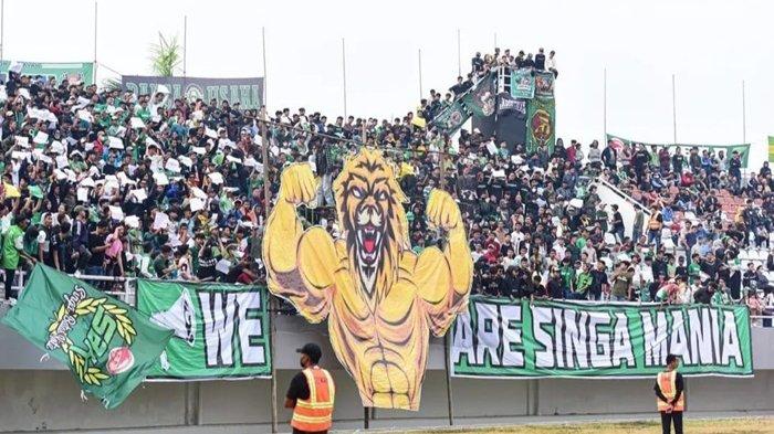 Dokumentasi suporter Singa Mania di tribun utara Stadion Gelora Sriwijaya Jakabaring Palembang memberikan dukungan kepada Sriwijaya FC.