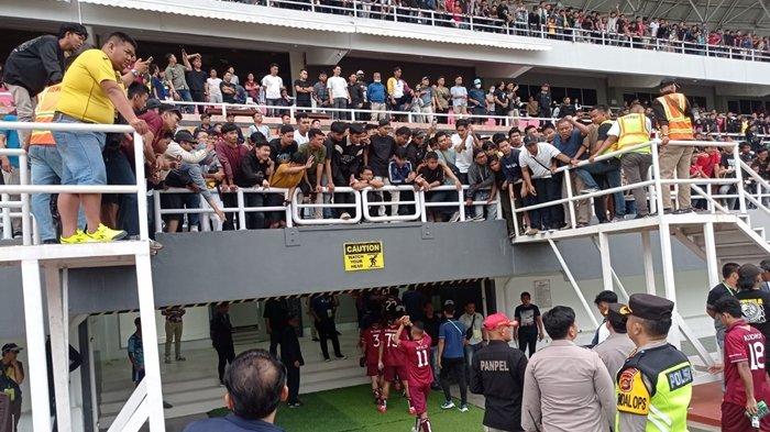 Suporter fanatik meluapkan kekecewaannya secara histeris meneriaki pungawa Sriwijaya FC usai ditahan imbang PSMS Medan dengan skor  2-2 pada laga pamungkas di Stadion Gelora Sriwijaya Jakabaring Palembang, Minggu (17/12/2023).