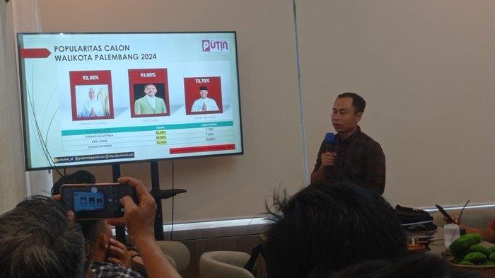 Direktur Eksekutif PUTIN Riset Dr. Pahrudin HM saat memaparkan hasil survei PUTIN terbaru jelang Pilkada Palembang, Rabu (13/11/2024)