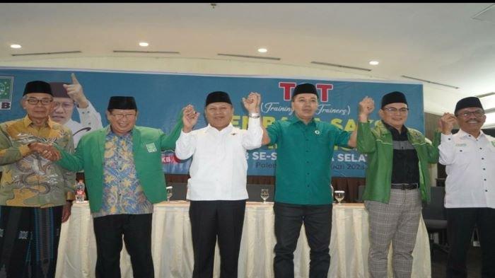 Mantan Kabareskrim Polri Komjen Pol (Purn) Susno DuadJi saat disematkan sebagai kader PKB, dicalonkan anggota DPR RI