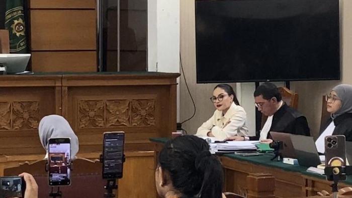SIDANG PEMERASAN - Reza Gladys dan Nikita Mirzani akhirnya bertemu di Pengadilan Negeri Jakarta Selatan pada Kamis (24/7/2025).