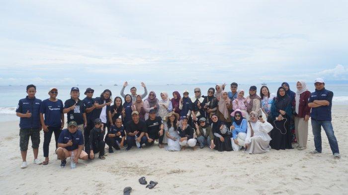 TEAM BUILDING: Team building Sripo-Tribun Sumsel saat mengunjungi pantai Rio By The Beach.