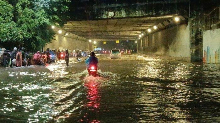 TEROWONGAN TERENDAM BANJIR - Kondisi Terowongan Cawang di Jalan DI Panjaitan, Kelurahan Kebon Pala, Kecamatan Makasar, Jakarta Timur, Minggu (6/7/2025).