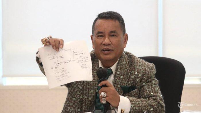 REAKSI HOTMAN PARIS - Kuasa Hukum PT MNC Asia Holding Tbk (BHIT) Hotman Paris Hutapea memberikan pernyataan saat Konferensi Pers Tanggapan Gugatan PT Citra Marga Nusaphala Persada Tbk (CMNP) terhadap PT MNC Asia Holding Tbk (BHIT) atas Transaksi Tukar Menukar Surat Berharga Negotiable Certificate of Deposit (NCD) di Jakarta, Selasa (11/3/2025). Tak punya unsur pidana, Hotman Paris komentari isu perselingkuhan Ridwan Kamil