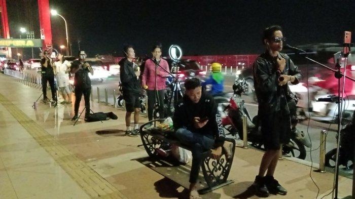 Tampak para konten kreator sedang live bernyanyi di atas Jembatan Ampera Palembang, Selasa (8/10/2024).