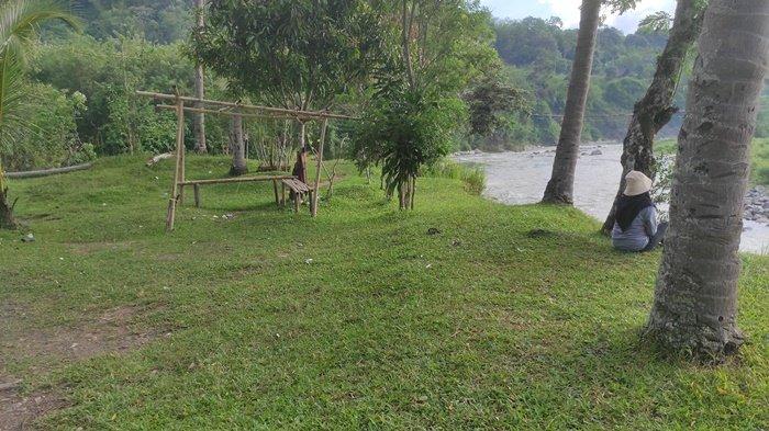 Tampak salah seorang pengunjung yang berada di Taman Jodoh di pinggiran Sungai Lintang Desa Gunung Meraksa Lama Kecamatan Pendopo Kabupaten Empat Lawang Provinsi Sumsel.