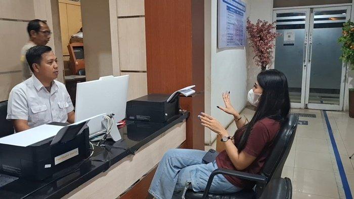 BUAT LAPORAN -- Wina Septianty saat membuat laporan di SPKT Polda Sumsel untuk melaporkan oknum anggota polisi Polrestabes Palembang inisial RRM, yang dibuat pada Selasa (15/4/2025). Terlapor adalah mantan pacarnya.