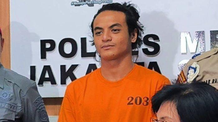 TANGIS VADEL DIPENJARA -- Tiktokers Vadel Badjideh, dihadirkan polisi dalam konferensi pers, Jumat (14/2/2025). Vadel merindukan nastar bikinan ibunya.