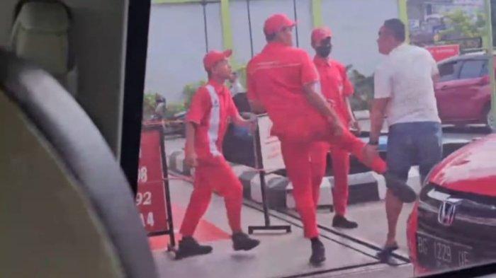 Cuplikan video seorang sopir pembeli dikeroyok oleh petugas SPBU.