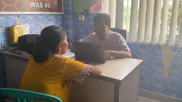 Tersangka Pisa (44) saat diperiksa oleh Unit PPA Satreskrim Polres PALI