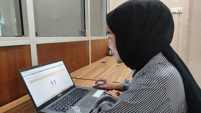 Tia salah seorang calon peserta CPNS asal Palembang saat mencoba mengakses website SSCASN, Rabu (21/8/2024)