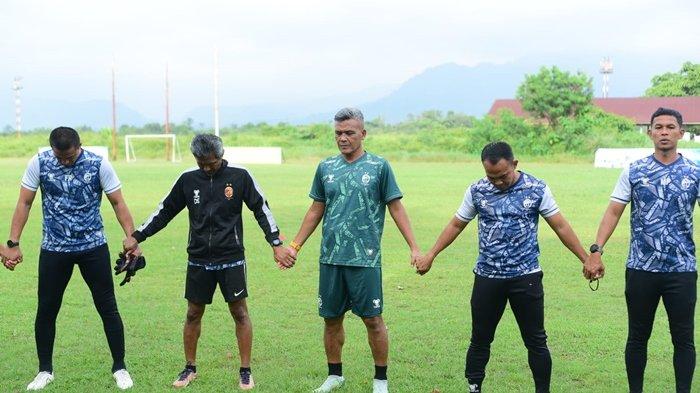 Tim Pelatih Sriwijaya FC bergandengan tangan memperkuat kekompakan pada latihan di Lapangan AURI Lanud Padang Sumbar, Jumat (24/11/2023) sore.