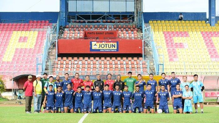 Eks bek Timnas Miftah Anwar Sani (keenam dari kiri) bersama Tim Sriwijaya FC saat laga tandang menghadapi Semen Padang FC.