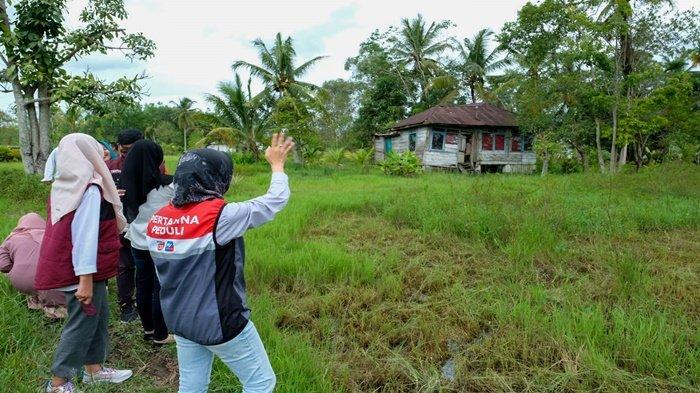 Tim staf Kilang Pertamina Plaju menyapa warga demi melakukan program SENYUM (Sedekahnya untuk Masyarakat) yang membuat senyum para orang tuanya yang kurang mampu dan perlu perhatian demi bertahan hidup.