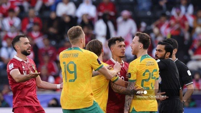 Bek Australia Gethin Jones berbicara dengan bek Timnas Indonesia Shayne Pattynama selama pertandingan sepak bola Piala Asia 2023 antara Timnas Indonesia vs Australia di Stadion Jassim bin Hamad di Doha pada 28 Januari 2024.