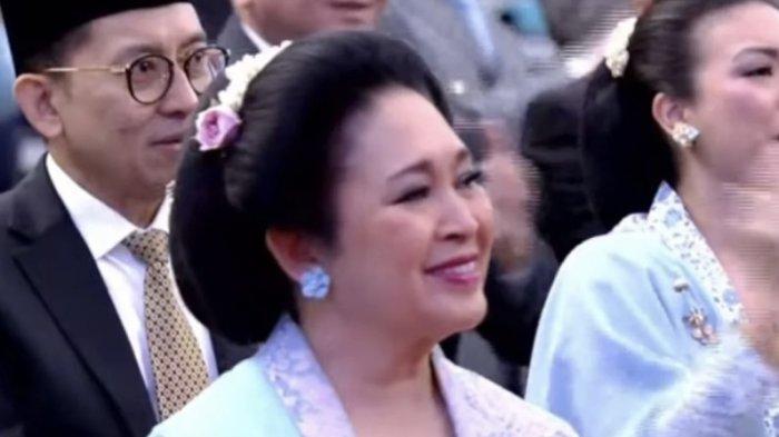 Titiek Soeharto nampak menyaksikan pelantikan Prabowo Subianto di kursi anggota DPR RI. 