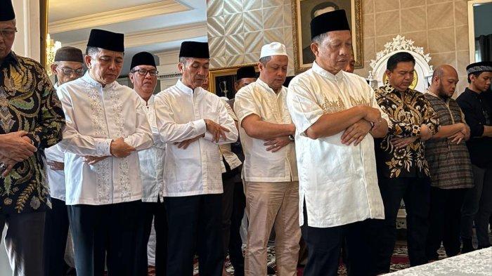 Tito Karnavian jadi imam sholat jenazah Almh ibunya di Palembang, Minggu (26/5/2024).