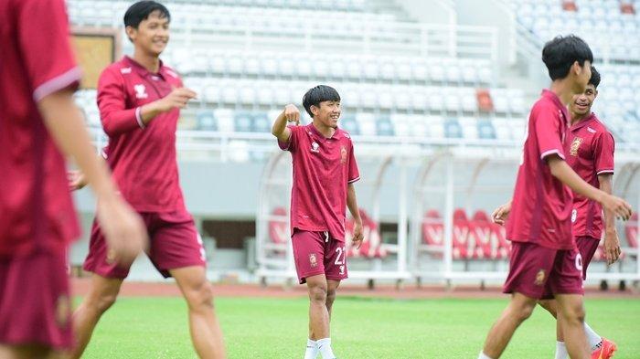 Winger Tomi Darmawan menjlani oficial training Sriwijaya FC jelang laga menjamu Sada Sumut FC di Stadion Gelora Sriwijaya Jakabaring Palembang, Senin (15/1/2024).