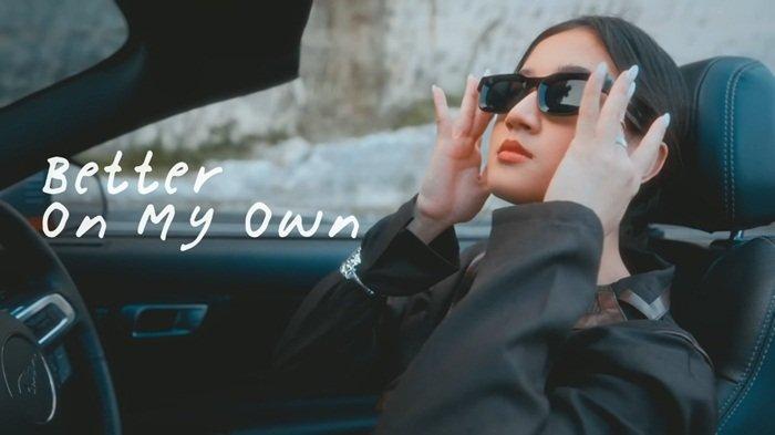 Inilah selengkapnya translate lirik lagu Better On My Own milik Keisya Levronka lengkap dengan artinya.