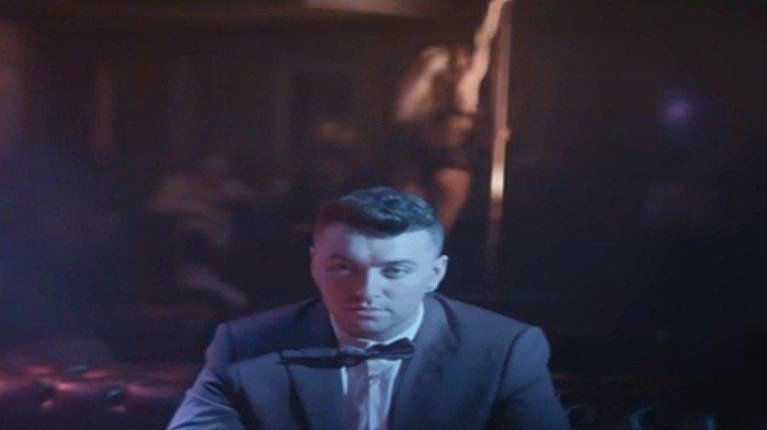 TERJEMAHAN LIRIK LAGU - Tangkap layar YouTube Sam Smith Minggu (2/2/2025). Berikut terjemahan lirik lagu Leave Your Lover by Sam Smith