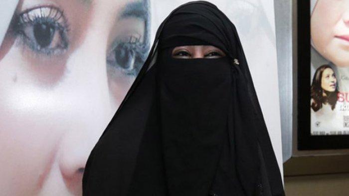 UMI PIPIK LAPORKAN - Umi Pipik istri mendiang ustaz Jeffry. Tak cukup maaf, Umi Pipik laporkan akun medsos yang menghinanya