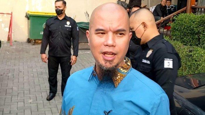 AHMAD DHANI PASRAH - Ahmad Dhani disela peluncuran single terbaru Dewa 19 featuring Ello bertajuk Juliete di The Garrison Kemang, Jakarta Selatan, Rabu (30/3/2022). Usaha temui Irwan Mussry gagal, Ahmad Dhani pasrah Maia Estianty tak hadiri acara nikahan Al Ghazali