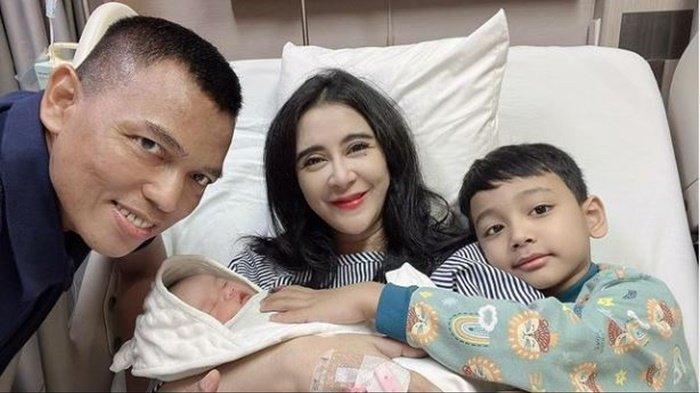 Uut Permatasari lahirkan anak keduanya saat sudah berkepala empat dan tepat Hari Bhayangkara, Jumat (1/7/2022).