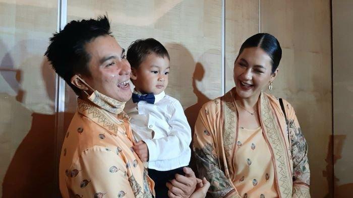PAULA DIUSIR KENZO - Baim Wong dan Paula Verhoeven bersama Kiano Tiger Wong saat ditemui di kawasan Pondok Indah, Jakarta Selatan, Jumat (12/11/2021).VIRAL video Kenzo usir Paula Verhoeven karena takut dimarah Baim Wong.