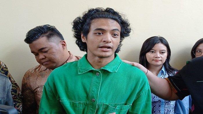 VADEL BERSUMPAH -- Seleb TikTok Vadel Badjideh (baju hijau) mendatangi Bid. Propam Polda Metro Jaya, Jakarta Pusat, Rabu (6/11/2024).. Vadel Badjideh Bersumpah tak Lakukan Apapun ke Lolly, Minta Tolong Ngaku tak Bersalah