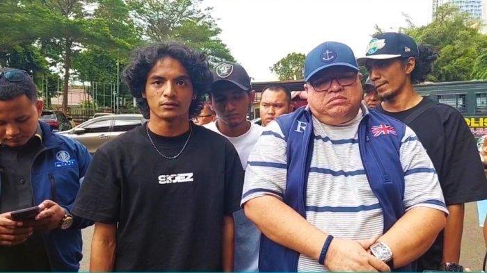 VADEL CINTA LOLLY -- Vadel Badjideh berusaha mendapat restu dari Nikita Mirzani agar bisa merestui hubungannya dengan Lolly. Tampak foto didampingi pengacara Razman Nasution .. Lolly Tergila-gila, Vadel Badjideh Buktikan Bisa Nikahi Anak Nikita Mirzani