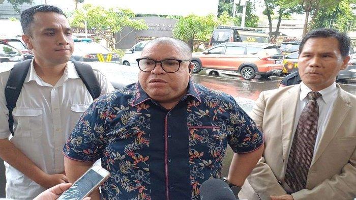 RAZMAN BANGGA -- Razman Arif Nasution mendatangi Polres Metro Jakarta Selatan untuk diperiksa atas laporannya terkait kasus dugaan penganiayaan.. Vadel Badjideh Ditahan, Razman Nasution Bangga Sudah Lindungi 7 Bulan Ini