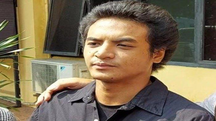 VADEL BADJIDEH MUNCUL - Vadel Badjideh (tengah) saat Grid.ID temui di Polres Jakarta Selatan, Selasa (3/6/2025). 4 bulan dipenjara, Vadel Badjideh mendadak muncul lagi, beri pesan untuk Nikita Mirzani