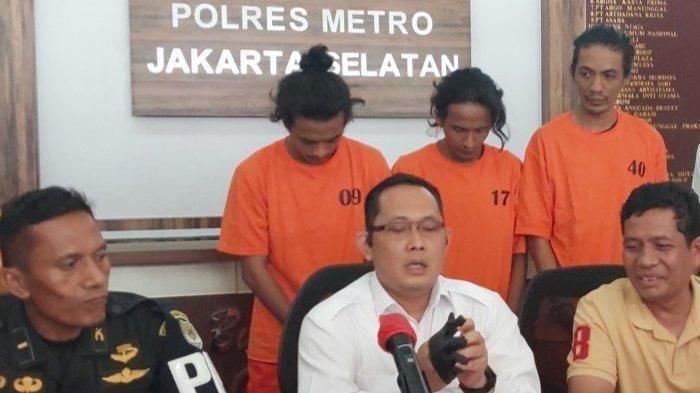 VADEL BADJIDEH DITAHAN -- Pacar Lolly anak Nikita Mirzani yang bernama Vadel Badjideh (baju tahanan oranye paling kiri) saat jumpa pers di Mapolres Metro Jakarta Selatan, Senin (16/10/2023).. Nikita Mirzani Bersyukur Menang, Akhirnya Vadel Badjideh Tersangka, Resmi Ditahan