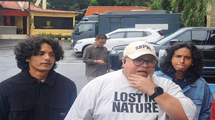 VADEL LAPORKAN LOLLY - Vadel Badjideh saat ditemui Grid.ID di Polres Metro Jakarta Selatan, Senin (23/12/2024). Vadel Badjideh tunda laporkan Lolly,  Razman Nasution minta proses hukum dipercepat
