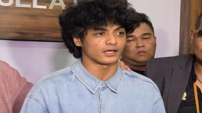 VADEL NGAKU - Vadel Badjideh di Polres Metro Jakarta Selatan, Jumat (4/10/2024). Vadel Badjideh Akui Kakaknya Bawa Uang Lolly, Rp100 Juta lenyap