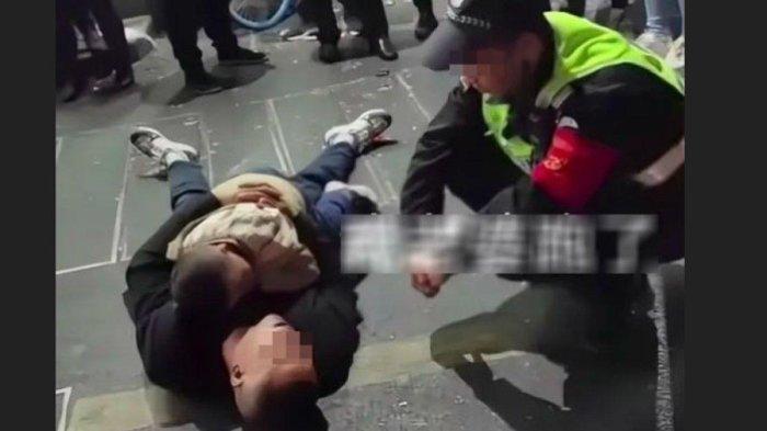 Pria tidur di pinggir jalan sambil bawa anaknya.