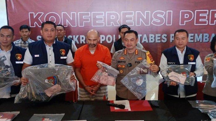 WNA pelaku bobol ATM saat dihadirkan dalam gelar perkara di Polrestabes Palembang, Senin (8/4/2024).