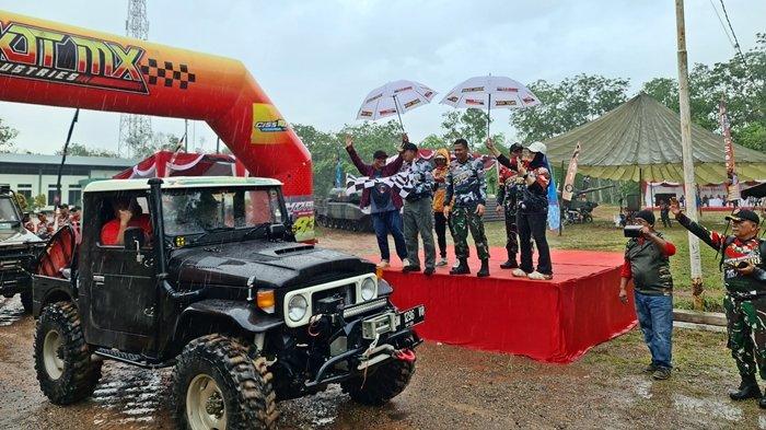 Wadan Kodiklatad, Mayjen TNI Kunto Arif Wibowo SIP., saat menanam pohon pada ajang Adventure Fun Offroad dan Trabas Puslatpur Kodiklat, Minggu (10/12/2023).