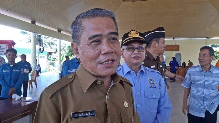 Wakil Bupati Ogan Ilir, Ardani, menyerahkan paket sembako murah kepada masyarakat, Senin (29/1/2024).