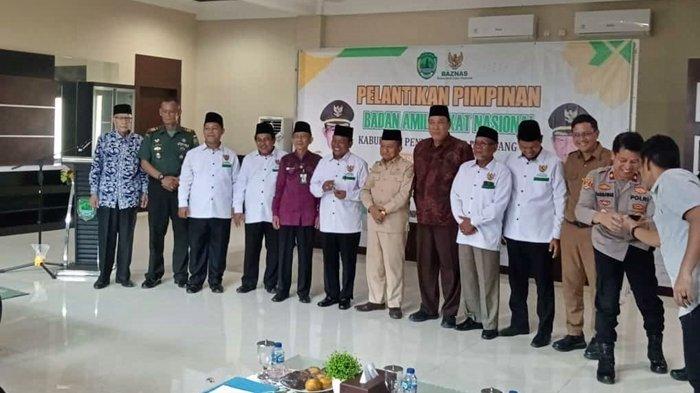 Wakil Bupati PALI Drs. H. Soemarjono melantik pengurus BAZNAS Kabupaten PALI periode 2023-2028.