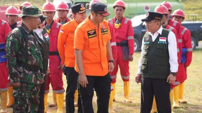 Wakil Bupati PALI Drs Soemarjono mengecek sejumlah peralatan dan kesiapsiagaan petugas dalam mengantisipasi terjadinya Karhutla
