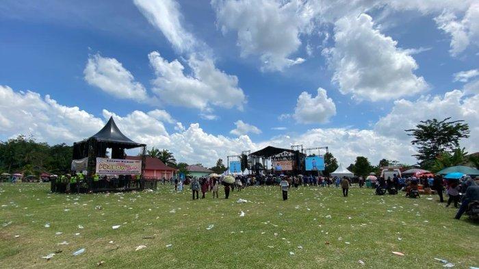 Warga Musi Rawas yang meninggalkan lapangan, karena kecewa lantaran Prabowo Subianto Batal datang ke Musi Rawas.